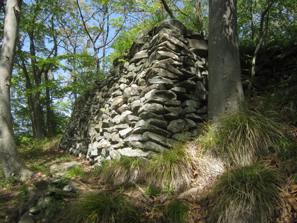 霞城跡の石垣(中核部/隅の部分の積み方)の写真