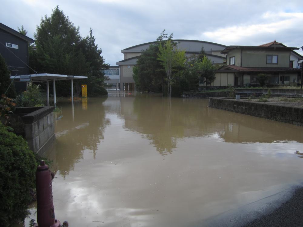 令和元年東日本台風の豪雨により浸水した豊野中学校の様子②の写真