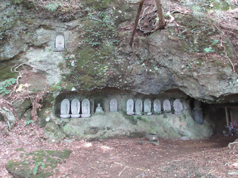 「薬師洞窟と石仏群」 洞窟主体部(正面から撮影)