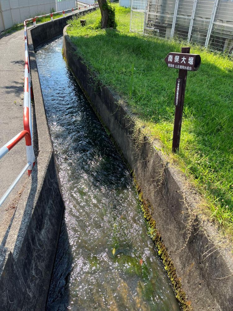 鶴賀を流れる南俣大堰