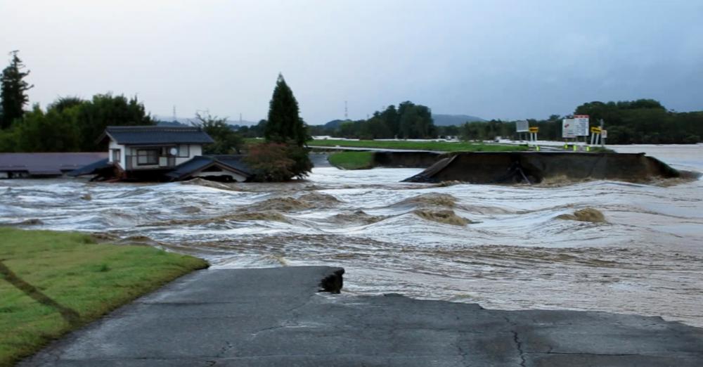 令和元年東日本台風 破堤直後の堤防決壊箇所の写真