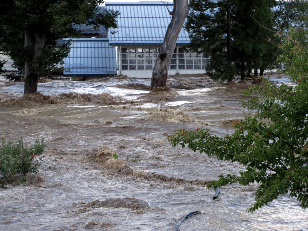 令和元年東日本台風 濁流が押し寄せる長沼体育館