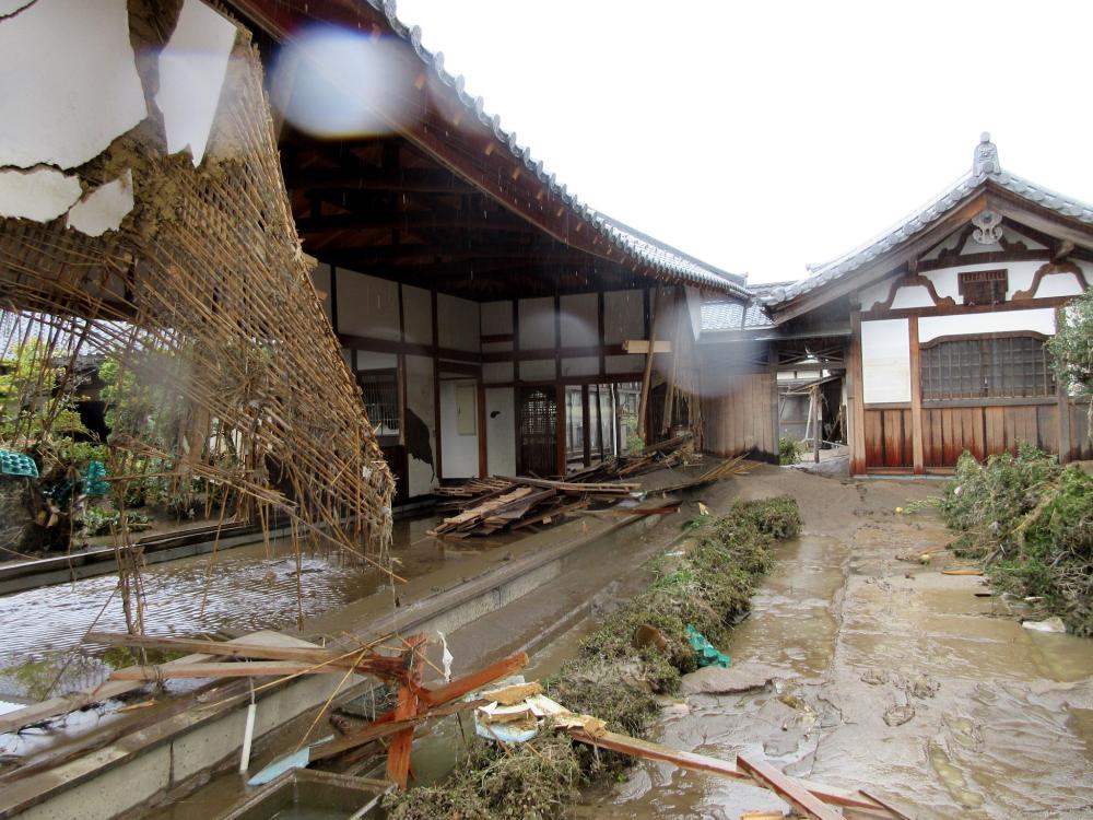 令和元年東日本台風 被災した妙笑寺回廊門の写真