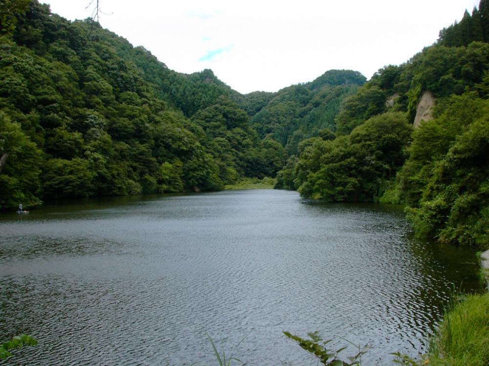 善光寺地震でできた「せき止め湖」柳久保池