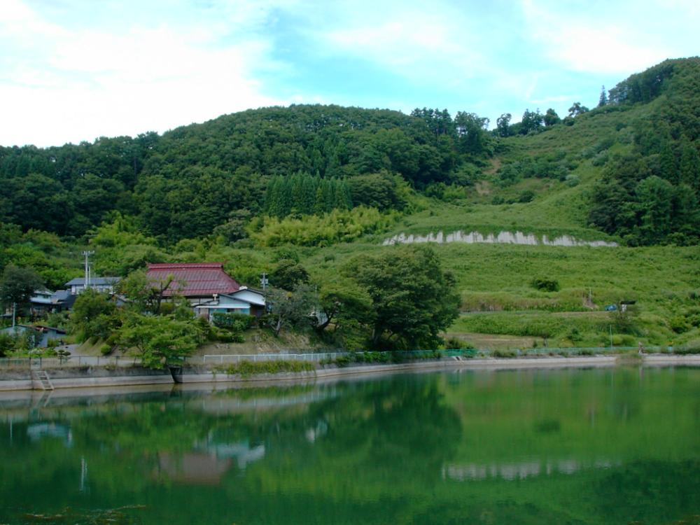 信更町湧池の山体崩壊跡 善光寺地震で生まれた「湧池」の写真