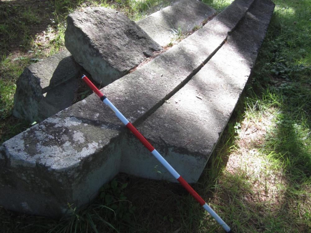 善光寺地震によって倒壊した戸隠神社の「一の鳥居」の部材