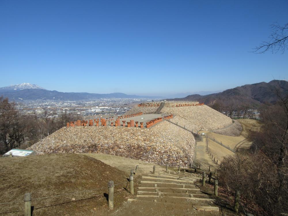 森将軍塚古墳 南南西側から見た全体の様子の写真