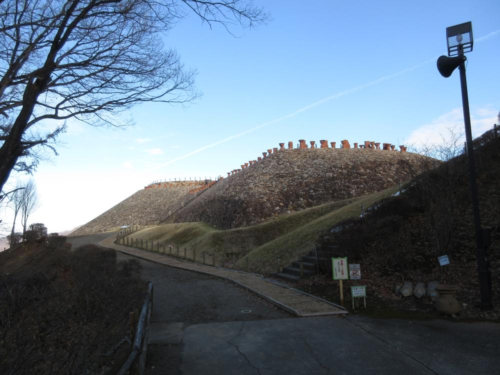 森将軍塚古墳 南西側から見上げた葺き石の様子の写真