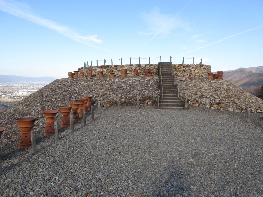 森将軍塚古墳 前方部からみた後円部