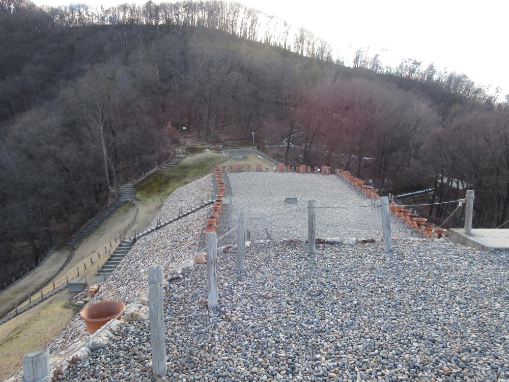 森将軍塚古墳 後円部から見た前方部の様子