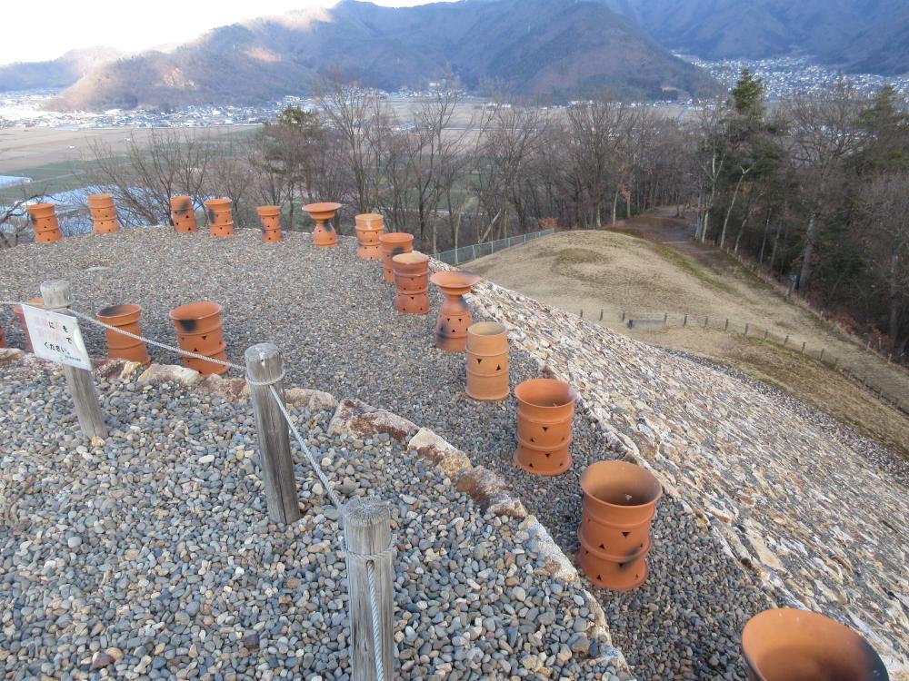 森将軍塚古墳 後円部北端で地形に合わせている下段部分