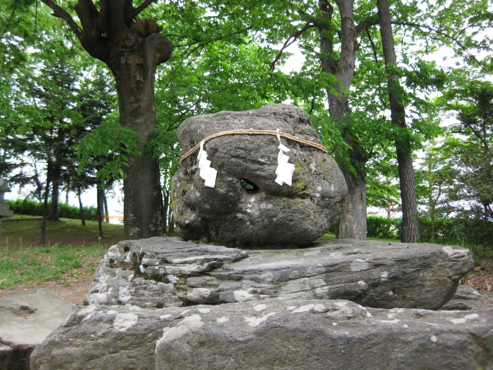 川中島合戦伝承地 八幡原 一騎打ちと結びつけられた穴が開いた石の写真