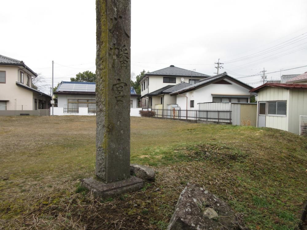 川中島合戦伝承地 陣場河原八幡宮跡の門柱と地形の写真