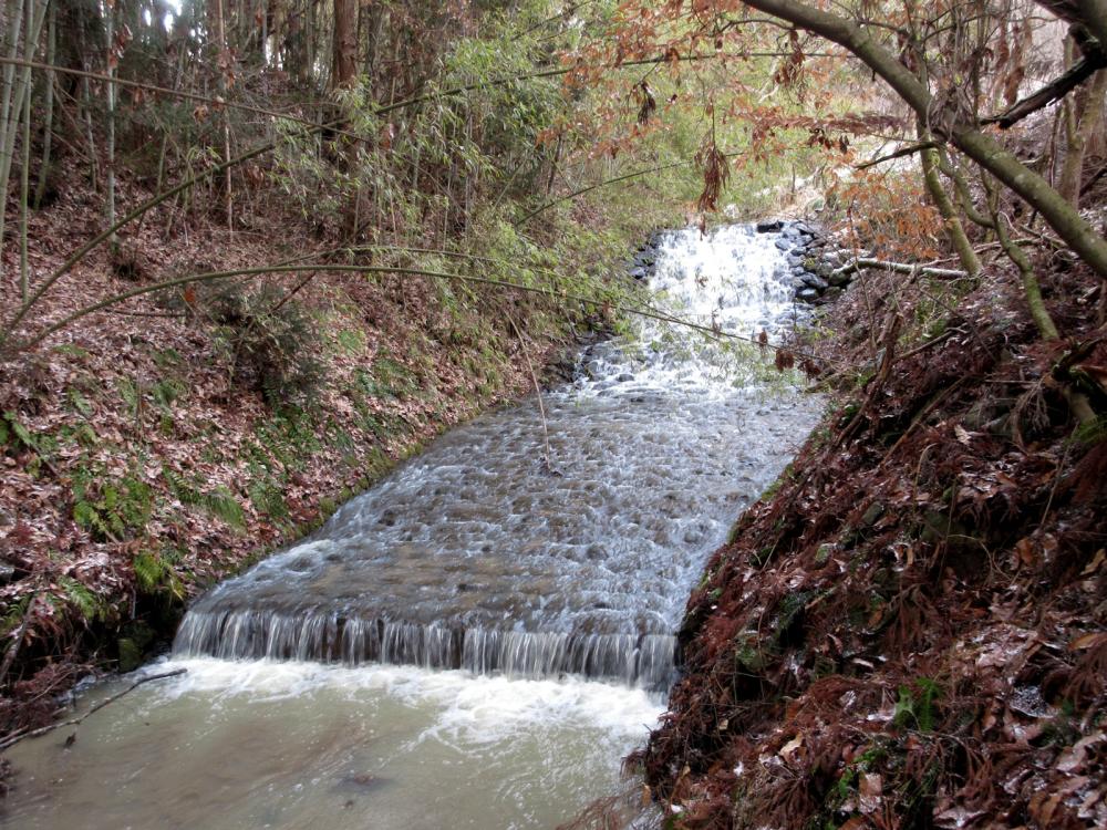 山布施沢の石張水路工(下流側から)の写真