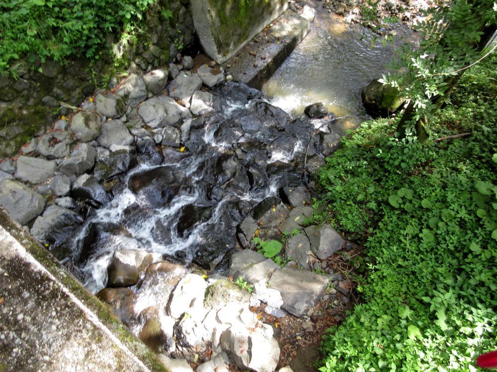 薬師沢の石張水路工(石張工 No.18)