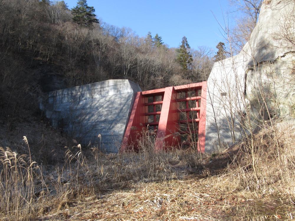 岡田川の土石流から下流を守る砂防ダム(庚申塔第3号砂防堰堤)