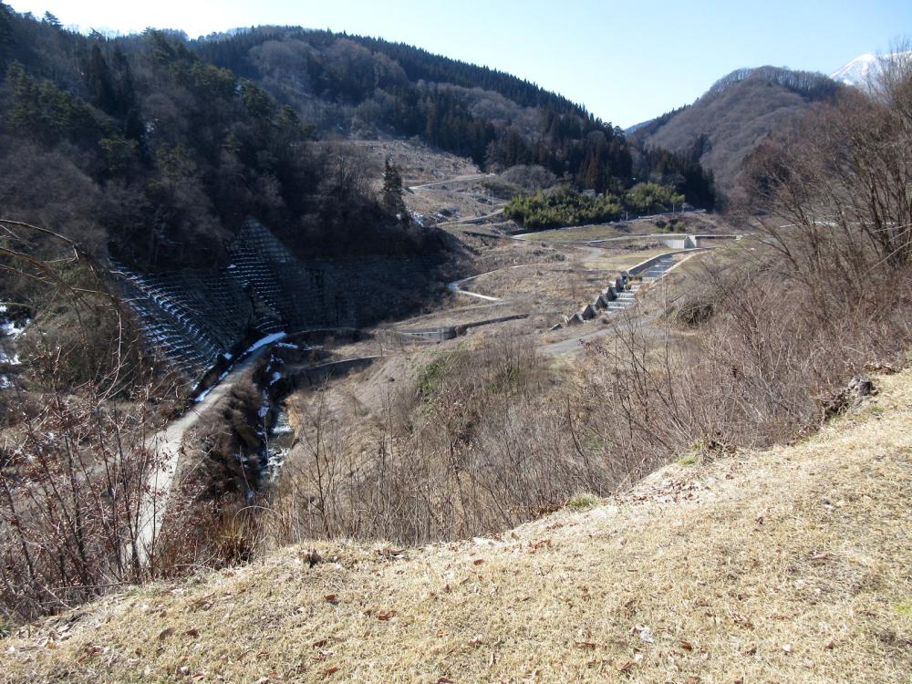 浅川ダム 空っぽの「ダム湖」部分と工夫された流路工の写真