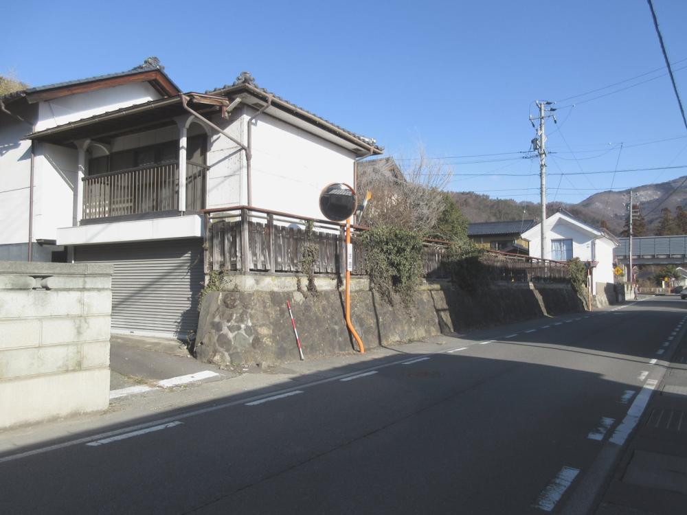 小松原に残る善光寺地震で動いた断層 同時に動いた東側の段差の写真