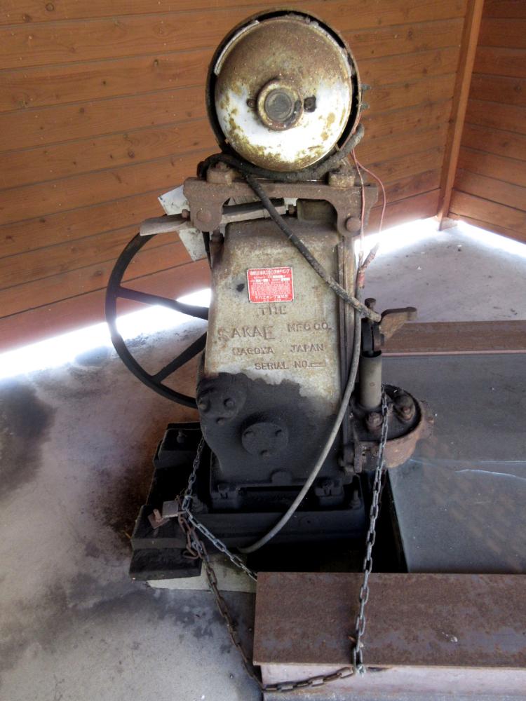 浅川油田跡 石油井戸(油井)のポンプの写真