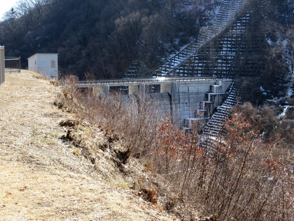 浅川ダム 本体西(右岸)側の切り立った地形の写真