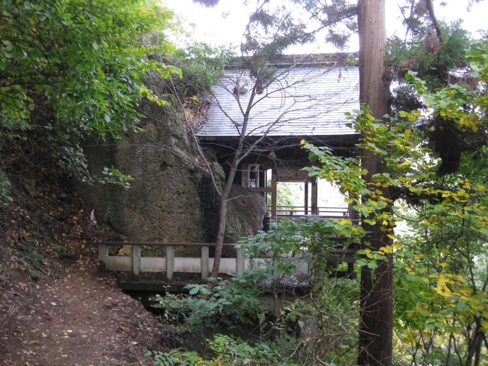ブランド薬師 参道から見た八櫛(やくし)神社社殿(近景)の写真