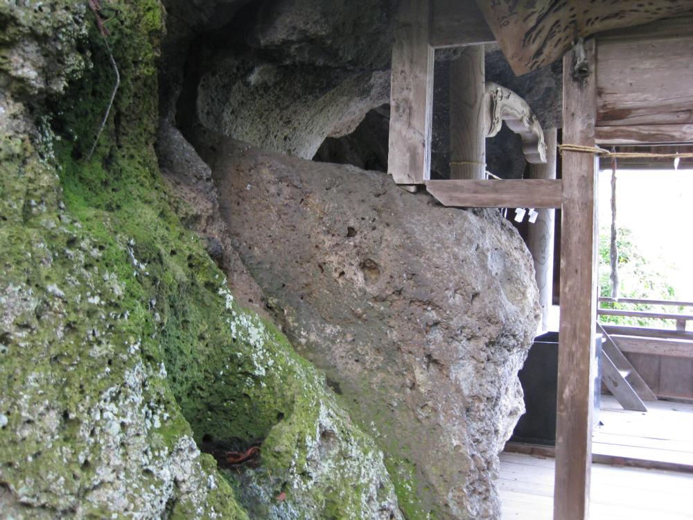 ブランド薬師 八櫛(やくし)神社社殿と岩壁の接合部