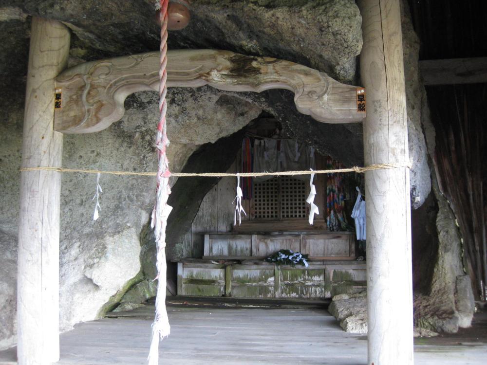 ブランド薬師 窟(いわや)にはまり込んだ八櫛(やくし)神社社殿
