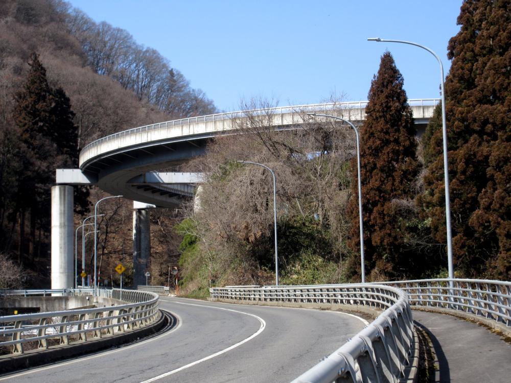 真光寺ループ橋 下方からみた入口部分の写真