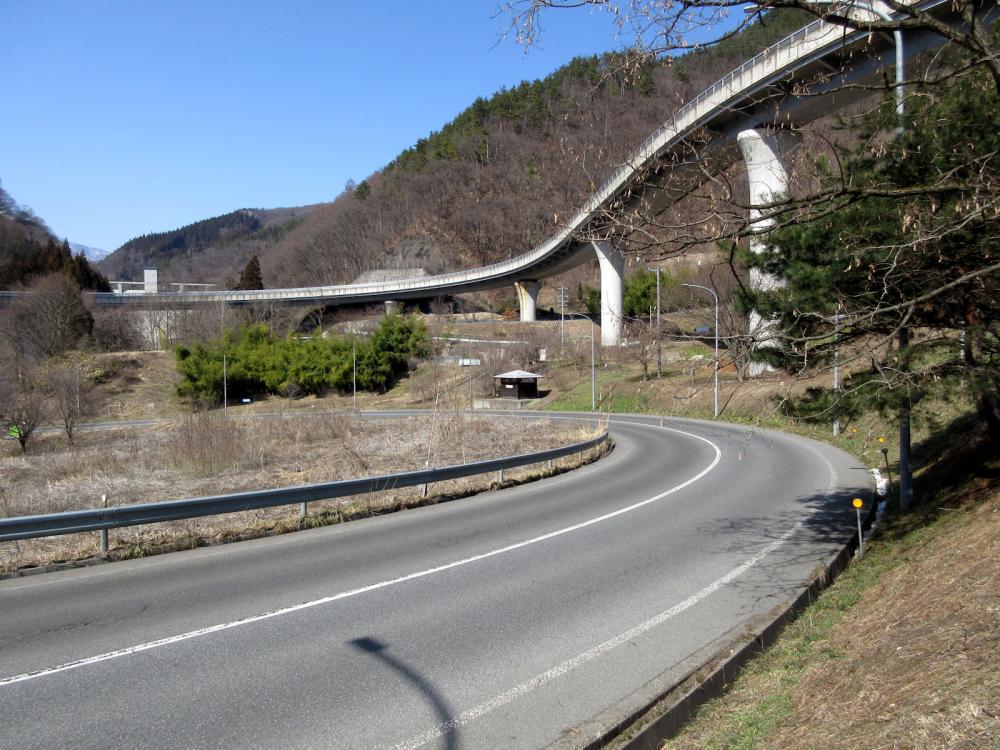 真光寺ループ橋 中段からみたループと上段