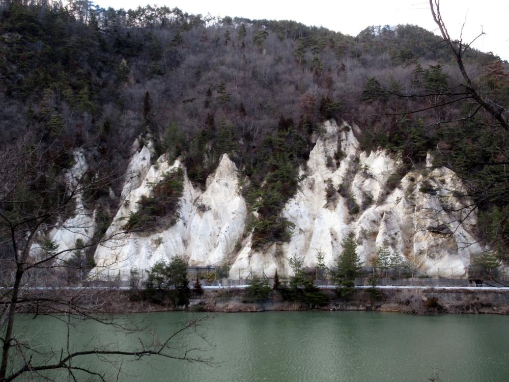 長野市塩生のバッドランド(悪地地形)の写真