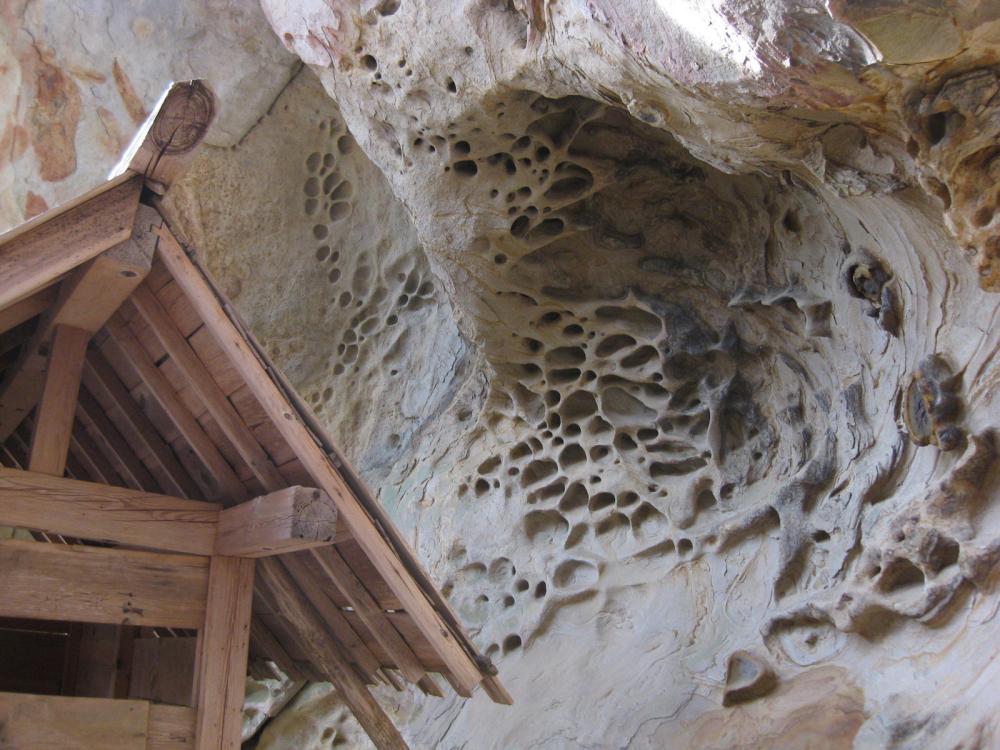 岩殿寺奥之院にあるタフォニの写真