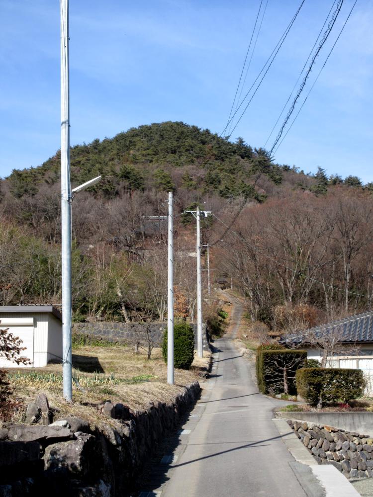 布制神社(長野市篠ノ井石川) 「川柳将軍塚」に向かって延びる参道