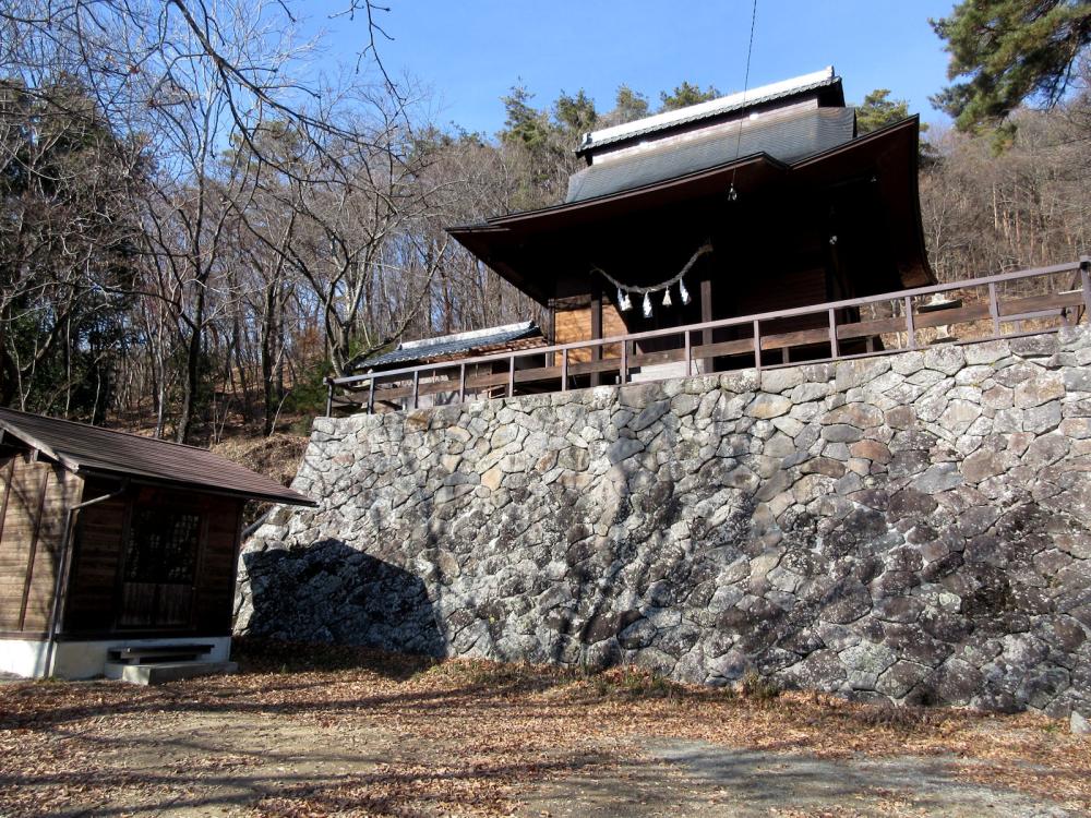 布制神社(長野市篠ノ井石川) 拝殿と石垣の写真