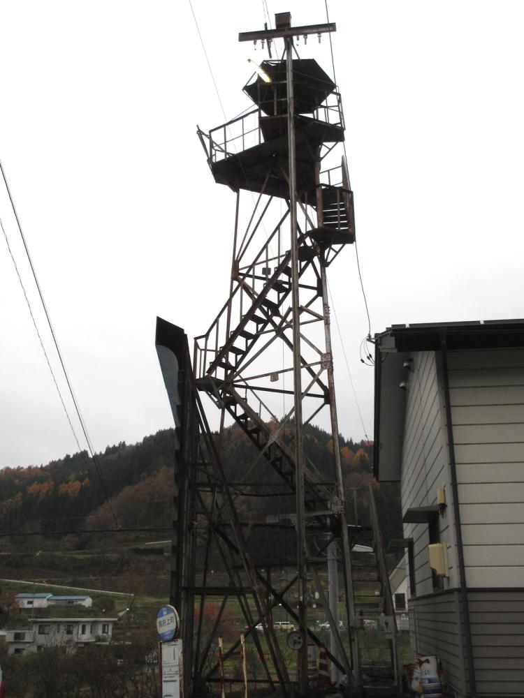 今も残る「長野空襲」～小川村高府の火の見櫓 全景の写真