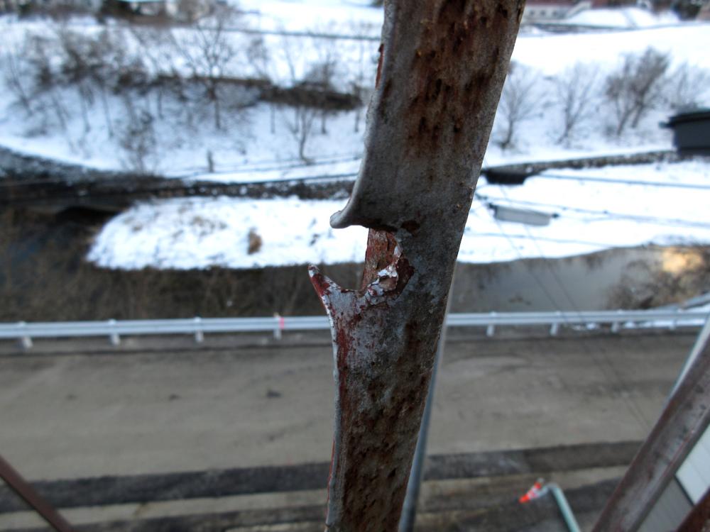 今も残る「長野空襲」～小川村高府の火の見櫓 鉄骨を突き抜いた弾痕の写真