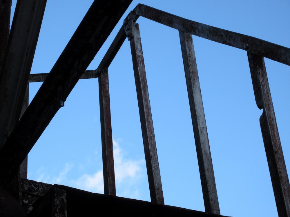 今も残る「長野空襲」～小川村高府の火の見櫓 弾痕の位置