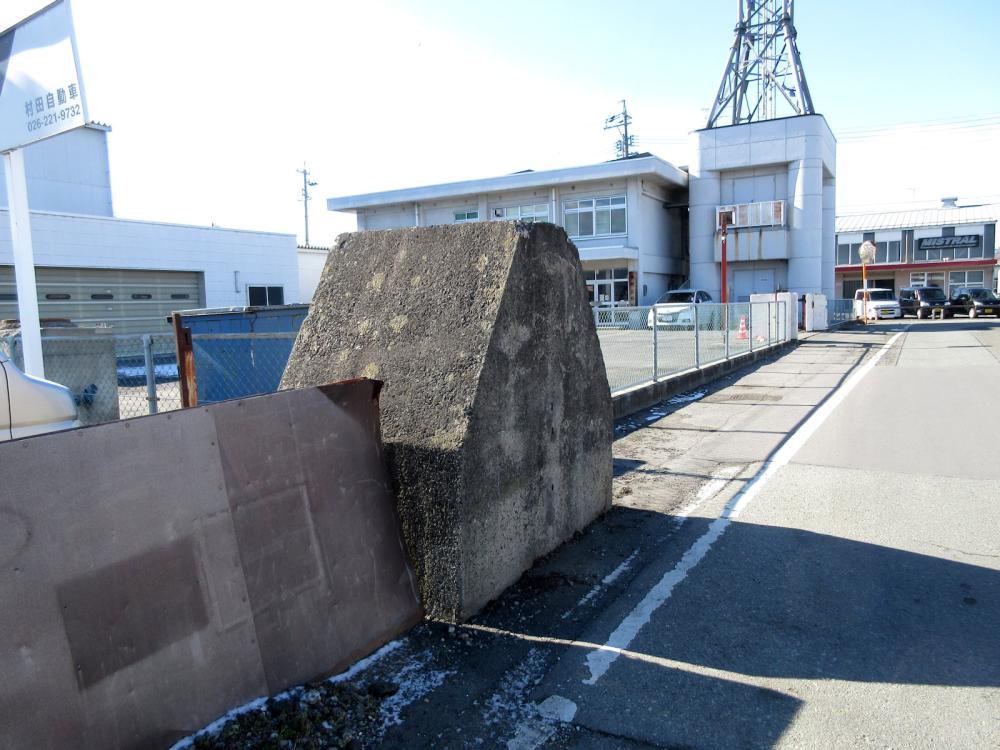 長野飛行場 正門跡(南側門柱)