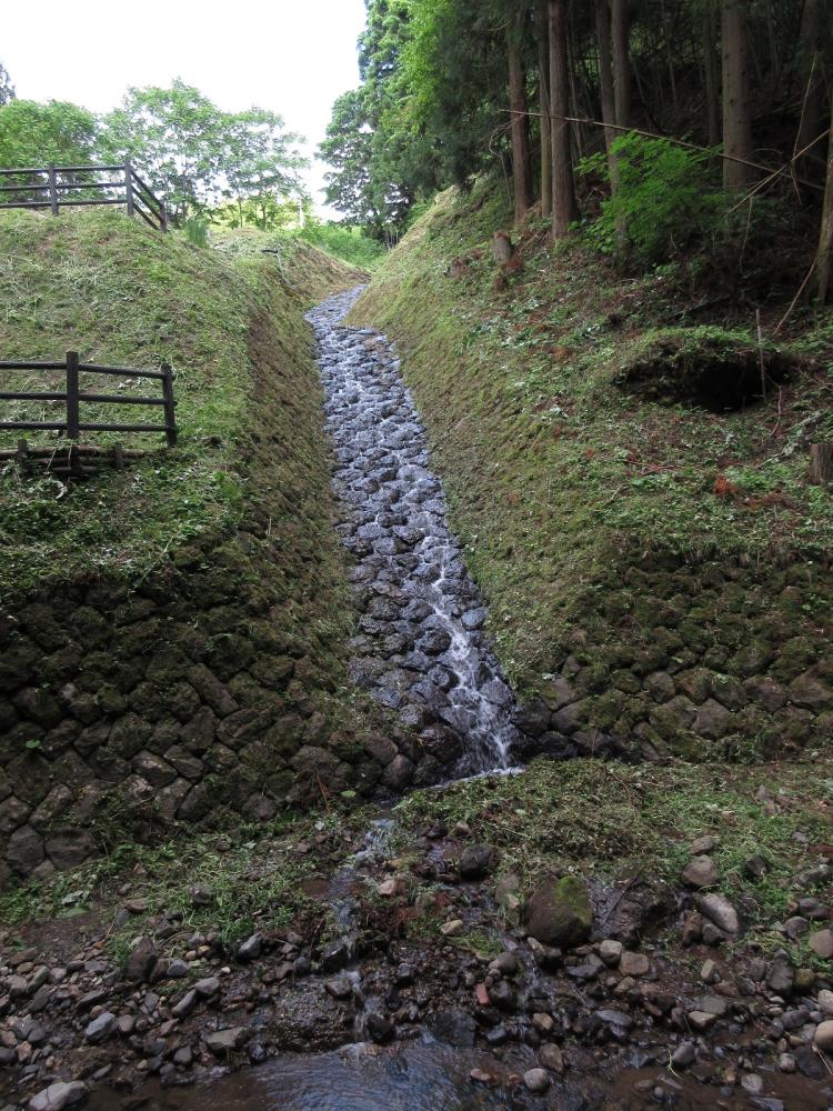 整備直後の富吉沢石張水路工