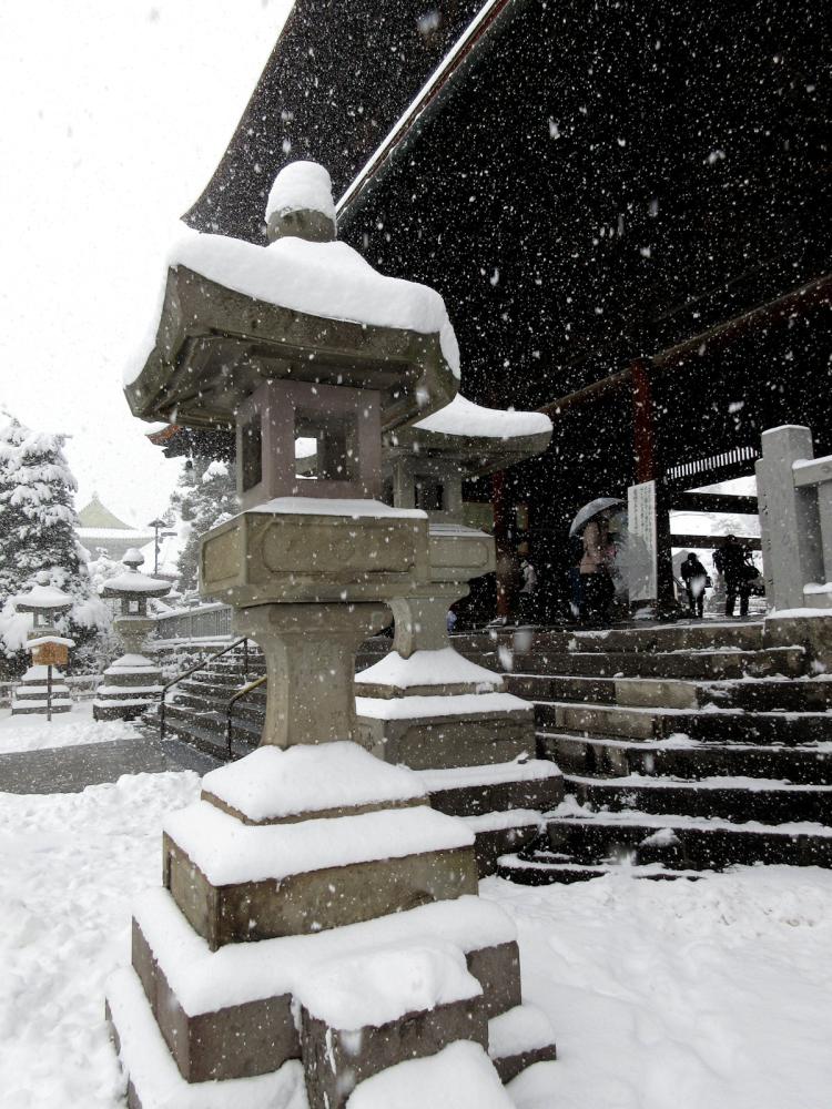 山門前の善光寺灯籠の写真