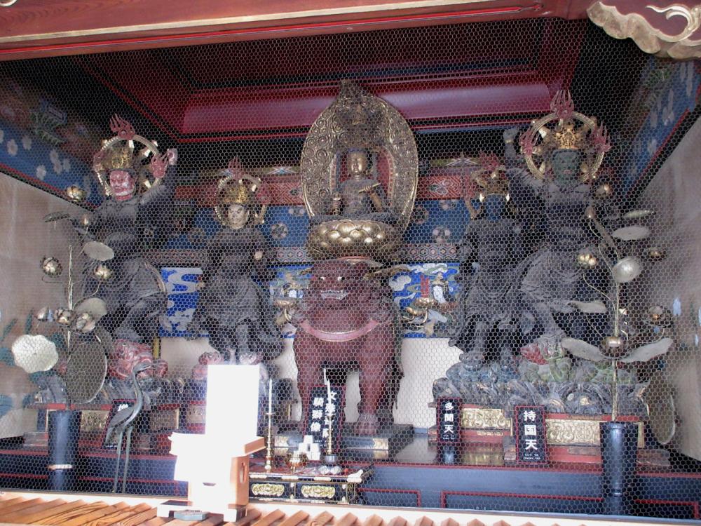 善光寺 山門(三門) 上層内部の本尊(中央)