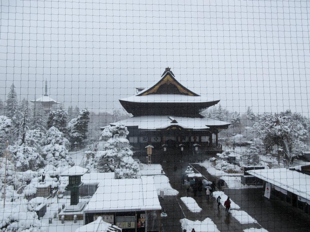 善光寺 山門(三門) 上層からの本堂の眺望