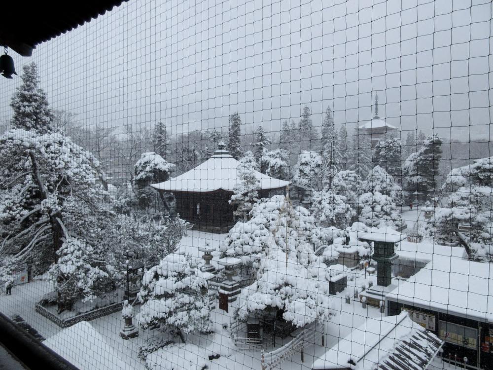 善光寺 山門(三門) 上層からの経蔵の眺望の写真