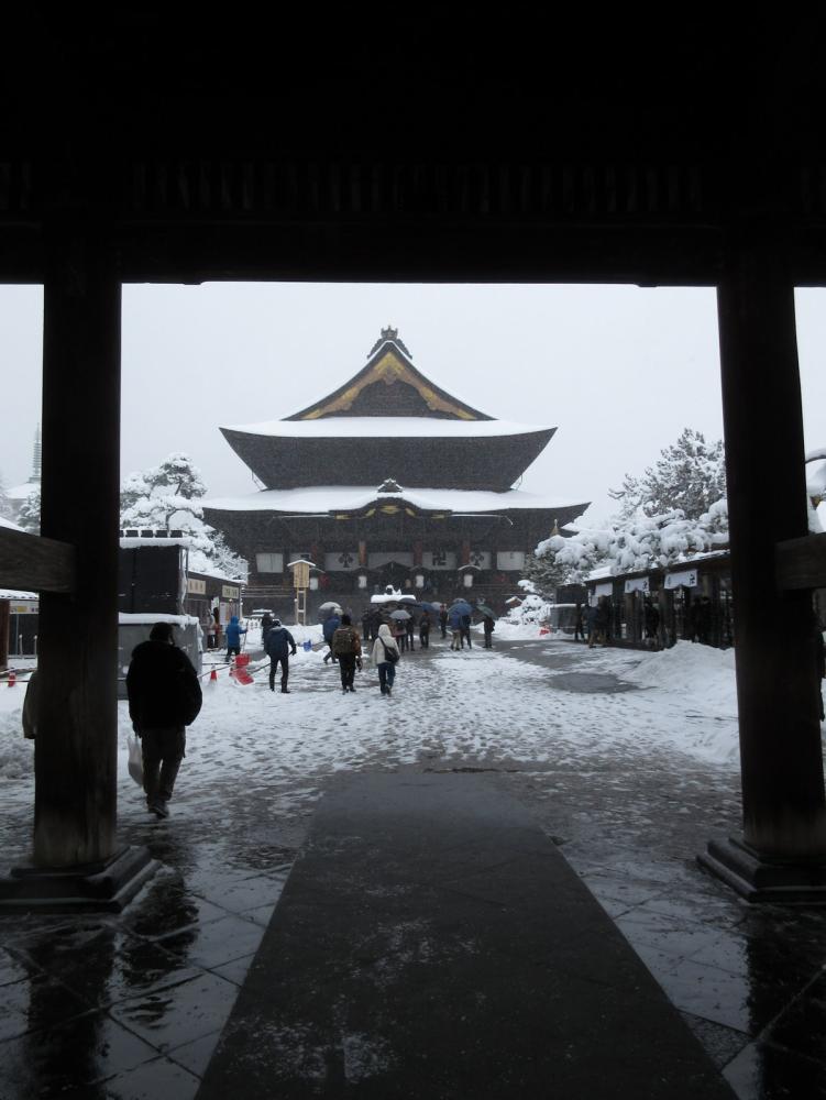 善光寺 山門(三門) 門内の下層から見た本堂の写真