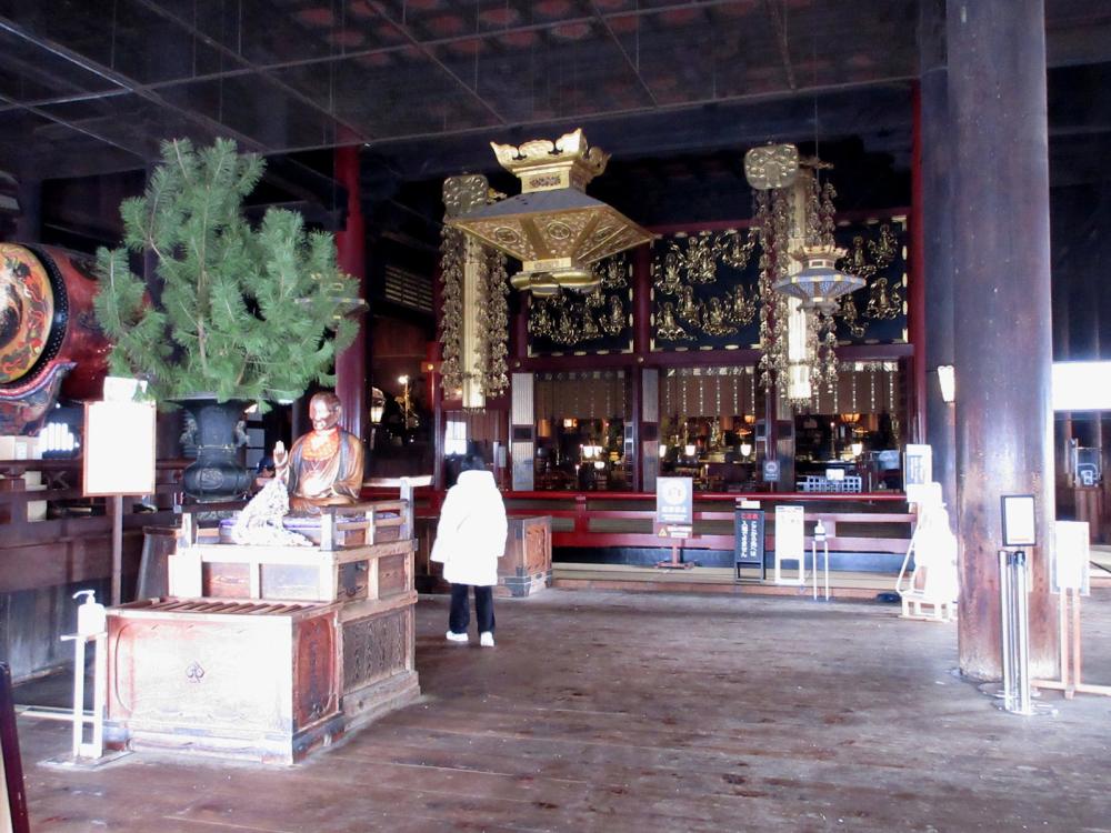 善光寺 本堂内部 外陣から内陣の写真