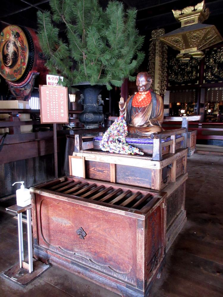 善光寺 本堂内部 びんずる尊者(そんじゃ)像の写真