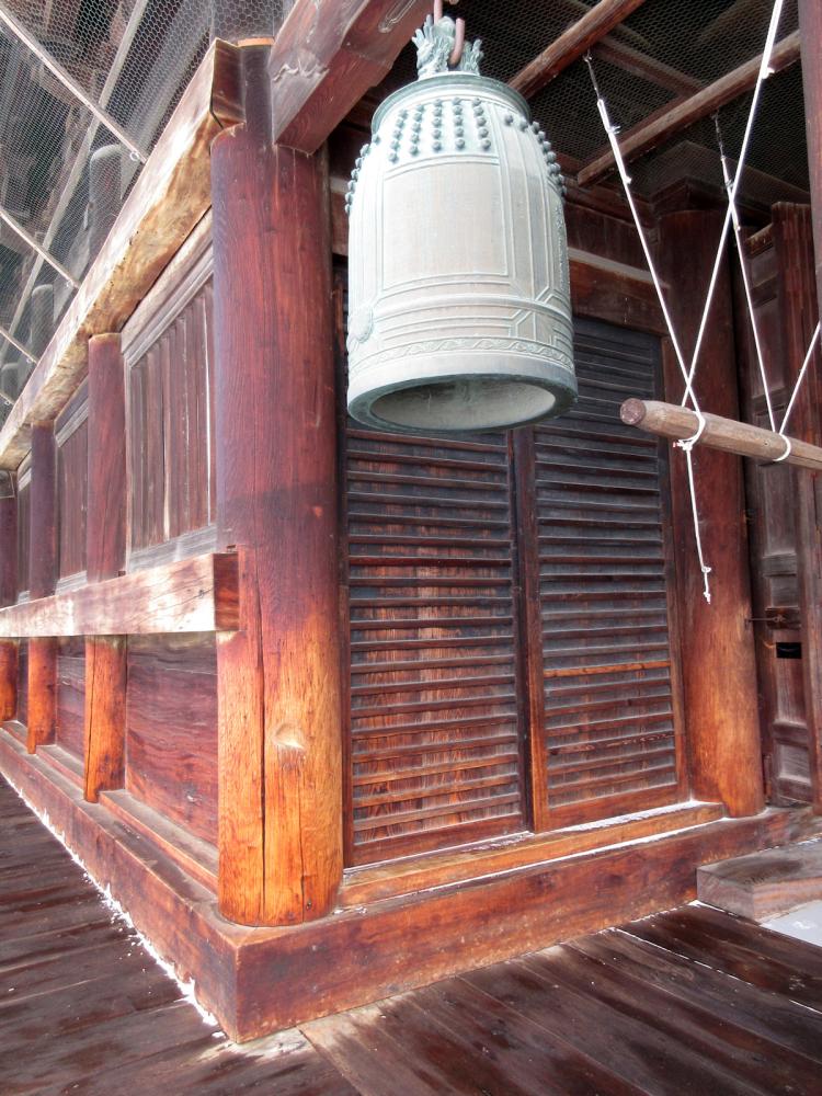 善光寺 本堂 善光寺地震で落下した釣り鐘の写真