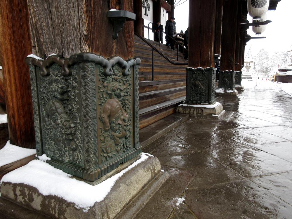 善光寺 本堂 正面向拝(こうはい)の柱