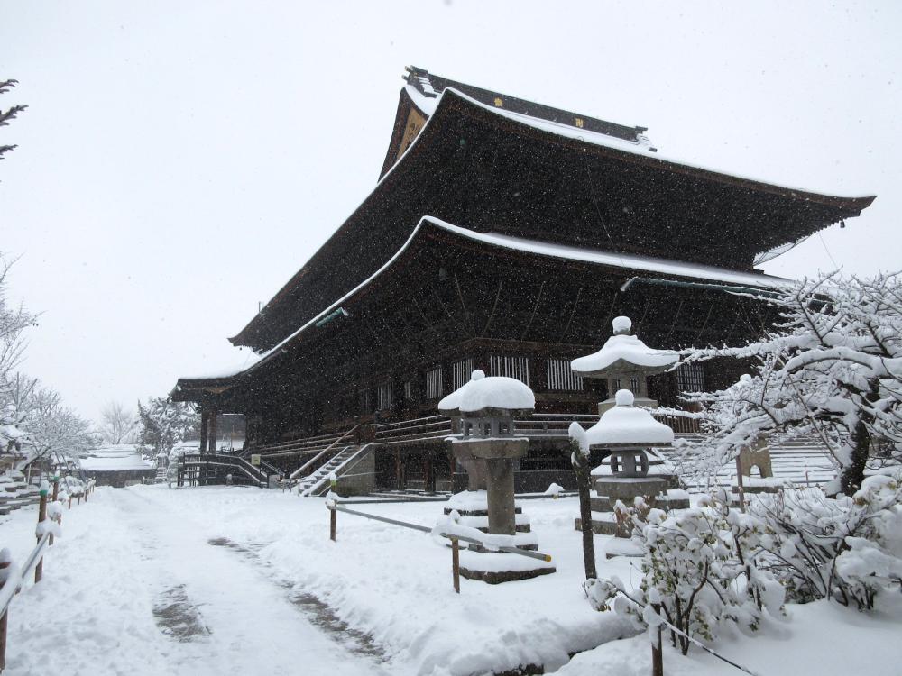 善光寺 本堂 東向拝のスロープの写真