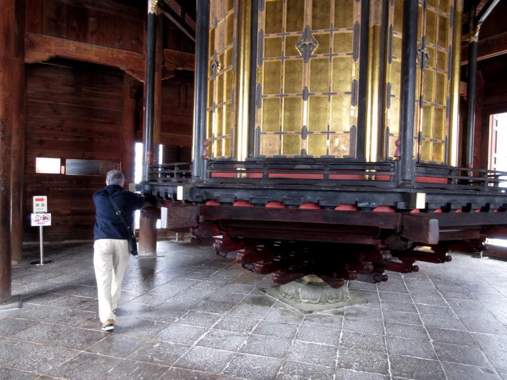 善光寺 経蔵 輪蔵を回す人々の祈り