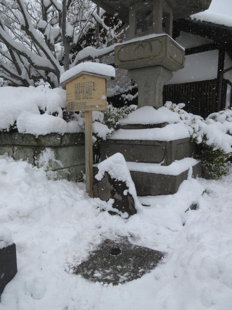 善光寺 駒返橋(蹄跡の伝承がある穴)の写真